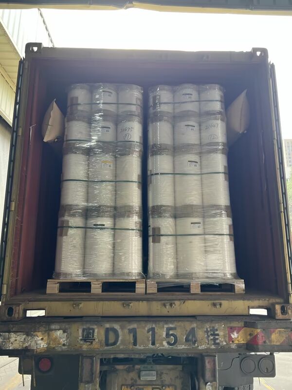 Μεταλλωμένη ταινία PET με αντοχή στη θερμότητα έως 110 °C, αντοχή σε χημικές ουσίες και ομαλή ανακλαστική επιφάνεια για συσκευασία και στρώση