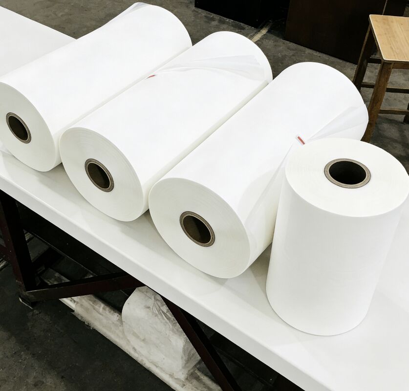 Λεπτή και ανακλαστική μεταλλωμένη ταινία PET με αντοχή στη θερμότητα έως 110 °C και χημική αντοχή για συσκευασία και στρώση