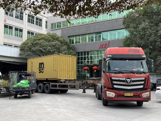 Προσαρμοσμένη μεταλλική ταινία PET με αντοχή στη θερμότητα έως 110 °C και ομαλή ανακλαστική επιφάνεια για συσκευασία και στρώση