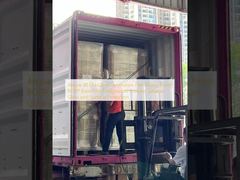 Πάνω από 90 GU Γυαλιστερή μεμβράνη πλαστικοποίησης Γυαλιστερό φινίρισμα Βάση BOPP Σχεδιασμένη για να παρέχει ανώτερη γυαλάδα και προστασία επιφάνειας