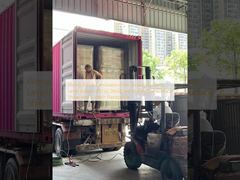 Μεμβράνη πλαστικοποίησης γυαλιστερής επιφάνειας που παρέχει επίπεδο γυαλάδας πάνω από 90 GU, σχεδιασμένη για τη βελτίωση της λάμψης της επιφάνειας και της αντοχής στις γρατσουνιές.